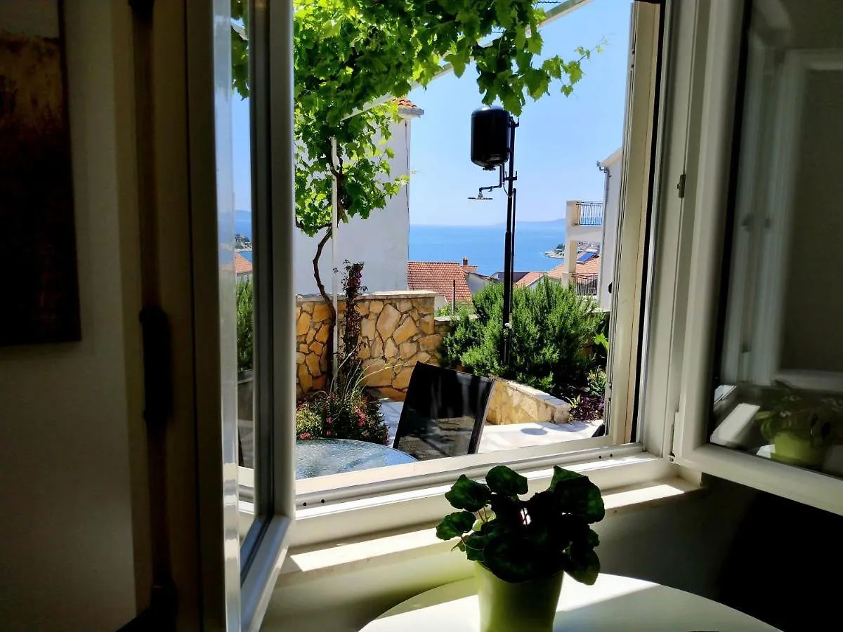 Villa Grande Vista - Lovely Apartment With Spacious Lush Mediterranean Patio And Sea View Trogir