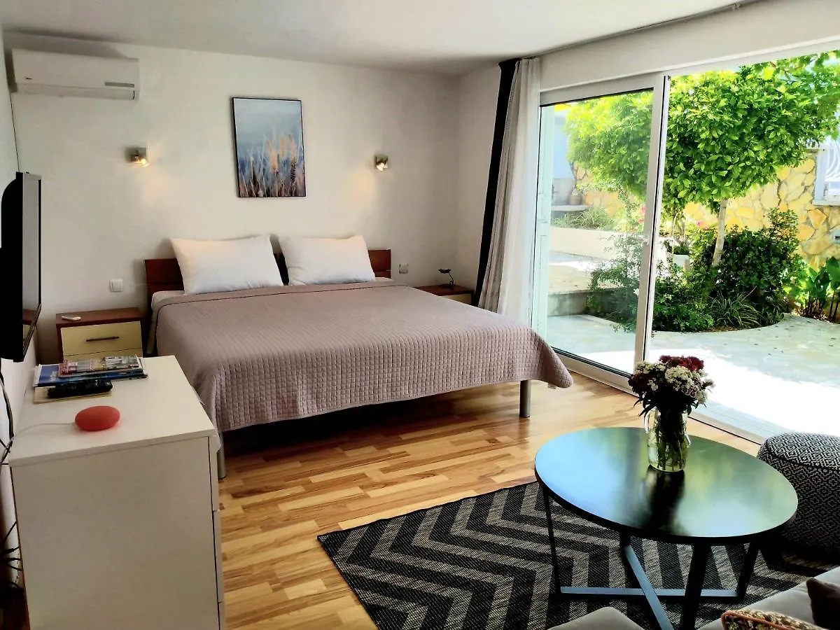 Villa Grande Vista - Lovely Apartment With Spacious Lush Mediterranean Patio And Sea View Trogir 0*,