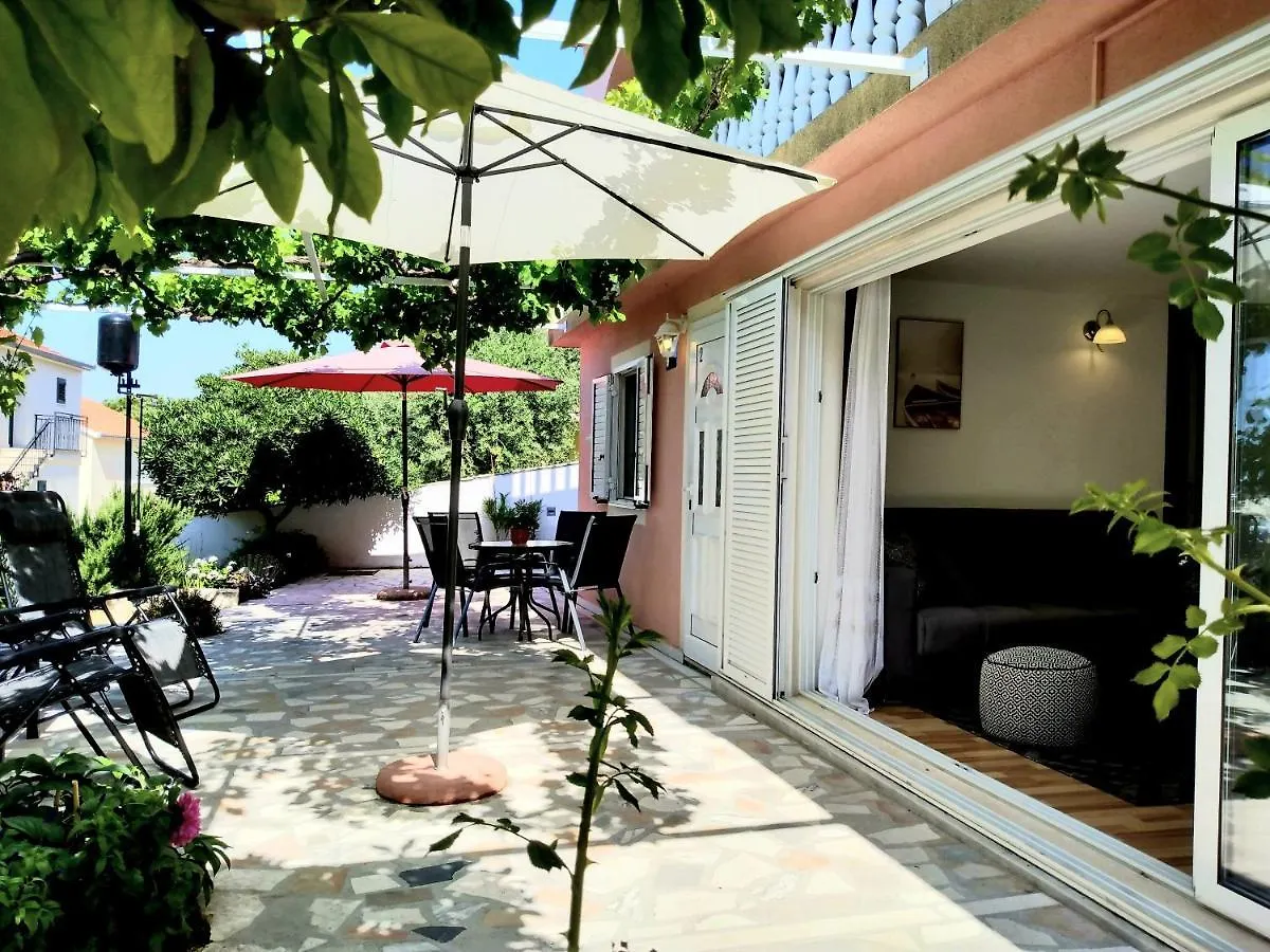 Villa Grande Vista - Lovely Apartment With Spacious Lush Mediterranean Patio And Sea View Trogir